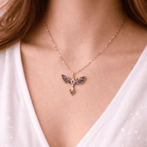 Collier ras de cou phoenix, pour un bijou symbolique de résilience et de courage. Chaine acier inoxydable et pendentif laiton