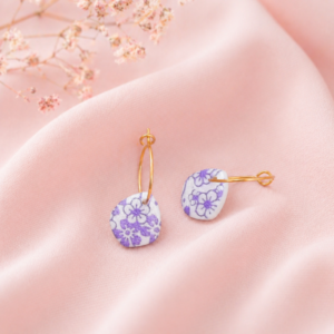 Créoles en acier inoxydable et bijou argile polymère motif fleur de cerisier japonais violet. collection de printemps