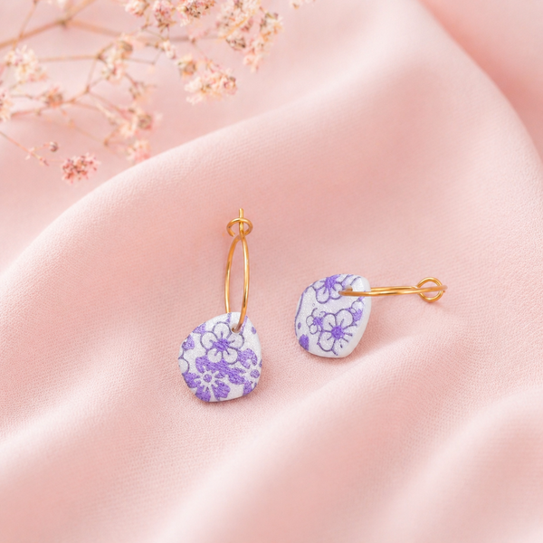 Créoles en acier inoxydable et bijou argile polymère motif fleur de cerisier japonais violet. collection de printemps