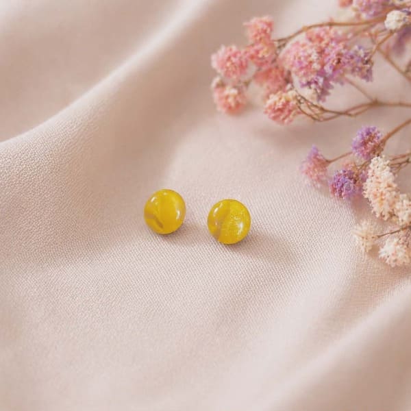 Boucles d'oreilles forme puces rondes couleur jaune soleil pour collection d'été